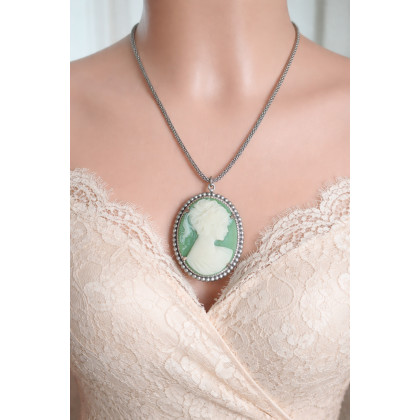 unikatart - korale,naszyjniki - Naszyjnik z zieloną kameą - Styl Vintage - Srebrzysty Medalion foto #3