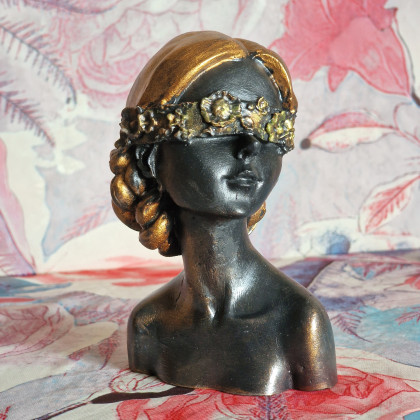 Rzeźba z gipsu duża Kobieta z kwiatami na oczach wys. 14 cm, Justyna Jaszke, rzeźby