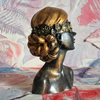 Justyna Jaszke - rzeźby - Rzeźba z gipsu duża Kobieta z kwiatami na oczach wys. 14 cm foto #1