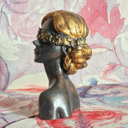 Justyna Jaszke - rzeźby - Rzeźba z gipsu duża Kobieta z kwiatami na oczach wys. 14 cm foto #2