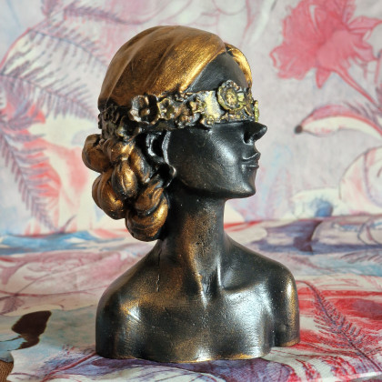 Justyna Jaszke - rzeźby - Rzeźba z gipsu duża Kobieta z kwiatami na oczach wys. 14 cm foto #4