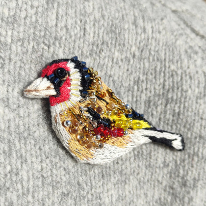Haftowana broszka - szczygieł, Agnieszka Potocka-Makoś, broszki