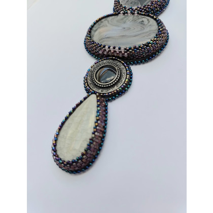 unikatart - korale,naszyjniki - Artystyczny naszyjnik boho z haftem koralikowym i ceramicznym wisiorem (podszyty skórą naturalną)161 foto #4