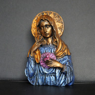 RZEŹBA MATKI BOSKIEJ NIEBIESKO-RÓŻOWA WYS. 15,5 CM