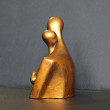 Rzeźba Para Zakochanych miodowe złoto wys. 11,8 cm
