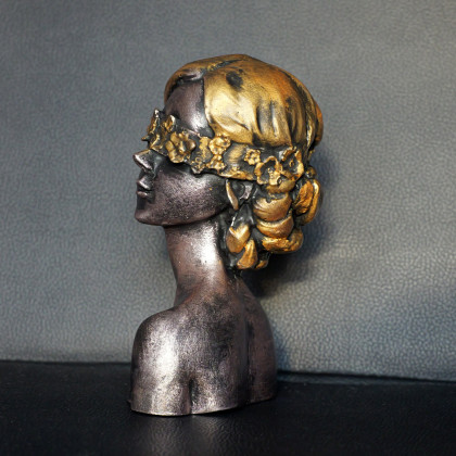 Justyna Jaszke - rzeźby - Rzeźba Kobiecy portret kwiaty na oczach wys. 13,8 cm foto #3