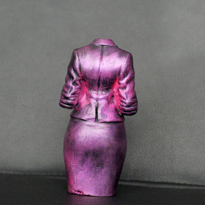 Justyna Jaszke - rzeźby - Rzeźba kobieta w fioletowym kostiumie wys. 12 cm foto #1