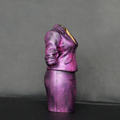 Justyna Jaszke - rzeźby - Rzeźba kobieta w fioletowym kostiumie wys. 12 cm foto #3