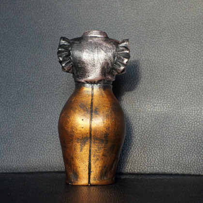 Justyna Jaszke - rzeźby - Rzeźba kobieta w spódnicy wys. 12 cm foto #1