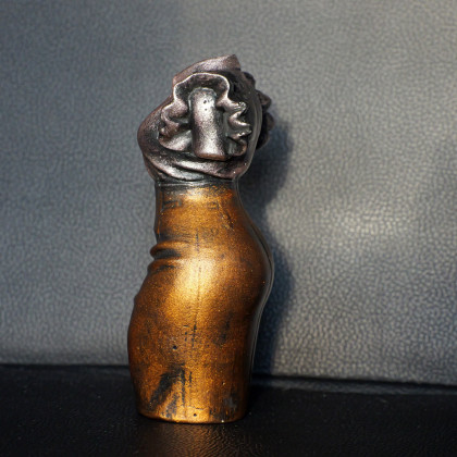 Justyna Jaszke - rzeźby - Rzeźba kobieta w spódnicy wys. 12 cm foto #2
