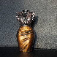 RZEŹBA KOBIETA W SPÓDNICY WYS. 12 CM