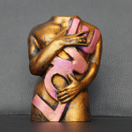 RZEŹBA MĘSKIE LOVE WYS. 9,5 CM