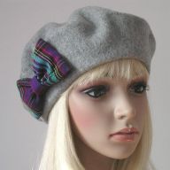 SZARY BERET Z KOKARDĄ