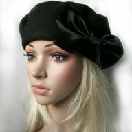 BERET Z ATŁASOWĄ KOKARDĄ