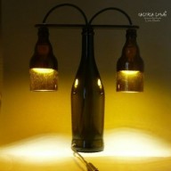 Lampa z ręcznie ciętych butele