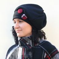 CZAPKA CZARNA Z GUZIKAMI
