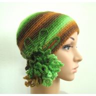 czapka z ozdobą w zieleniach i brązach
