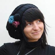 CZAPKA OVERSIZE Z KWIATKAMI