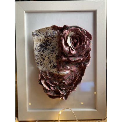 Płaskorzeźba -Ceramiczna Kobieta Róż, Edyta Mądzelewska, dekory wiszące